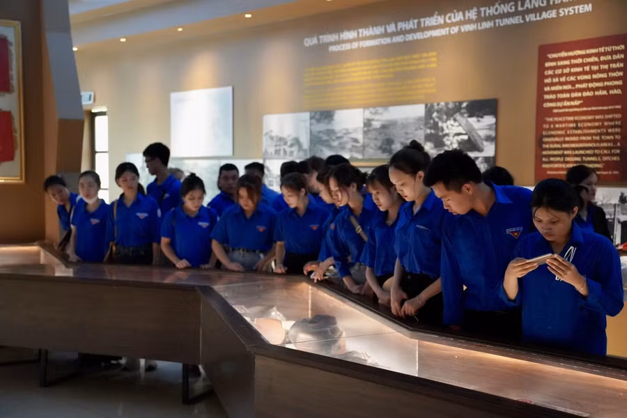 Các sinh viên tham quan bảo tàng trưng bày địa đạo Vịnh Mốc.