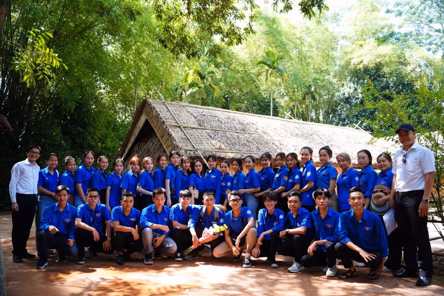 Tiếp đó, đoàn đến Nghệ An, thăm các di tích trên quê hương của Chủ tịch Hồ Chí Minh.