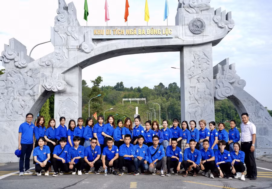 Sinh viên Khoa GDCT viếng các liệt sĩ tại Ngã ba Đồng Lộc (tỉnh Hà Tĩnh).