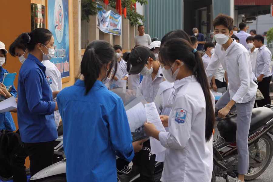 Thí sinh có mặt rất sớm tại điểm thi trường THPT Quỳnh Thọ. Thí sinh có mặt rất sớm tại điểm thi trường THPT Quỳnh Thọ.