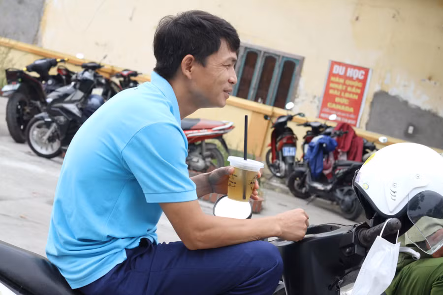 Những cốc trà chanh được trả giá bằng nụ cười và những lời cảm ơn.