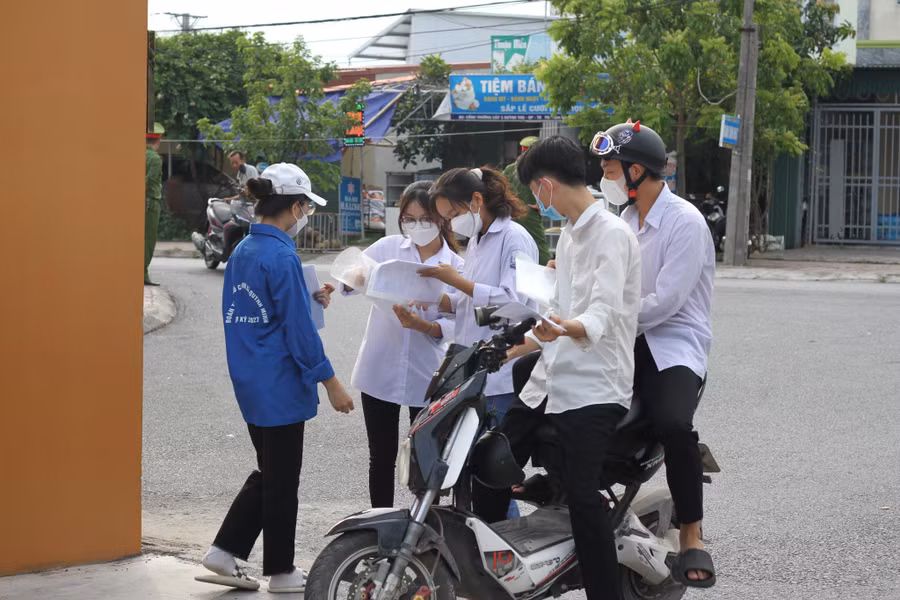 Tình nguyện viên hỗ trợ các thí sinh trước khi vào điểm thi. Tình nguyện viên hỗ trợ các thí sinh trước khi vào điểm thi.