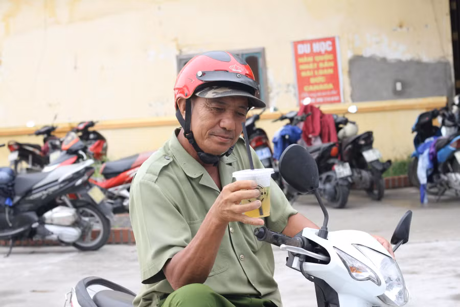Vị phụ huynh cho biết rất xúc động trước việc làm của nhóm.
