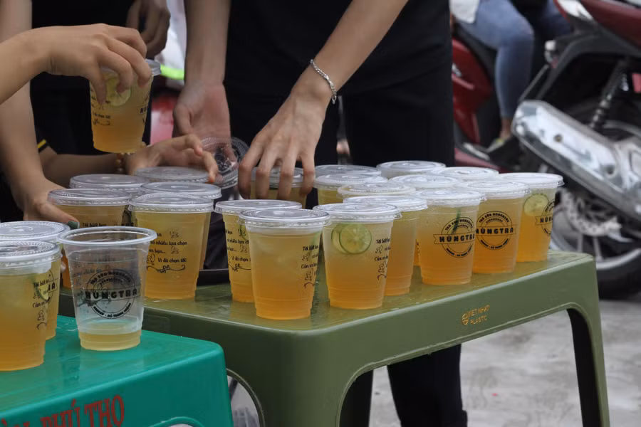 Những cốc trà chanh được đóng hộp cẩn thận.