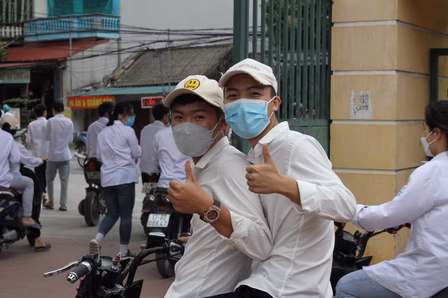 Tâm trạng thoải mái của 2 thí sinh tại điểm thi trường THPT Tiên Hưng.