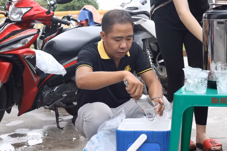 Anh Hùng trực tiếp pha chế đồ uống cho sĩ tử và phụ huynh.