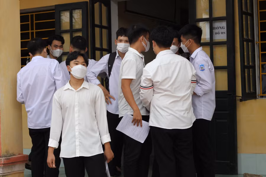 Nhiều thí sinh có mặt từ sớm để bắt đầu môn thi cuối.