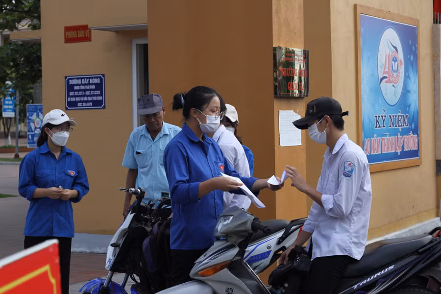 Thí sinh đến điểm thi sớm Thí sinh đến điểm thi sớm