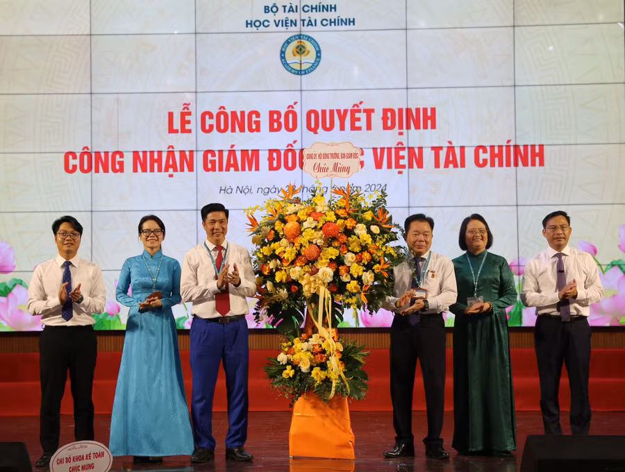 Lãnh đạo Học viện Tài chính chúc mừng PGS.TS Nguyễn Đào Tùng.