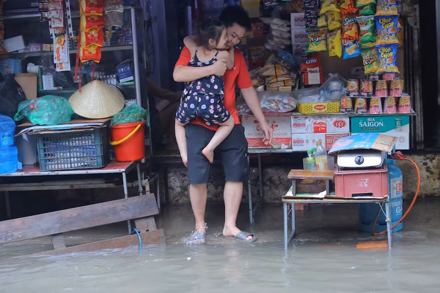 Nhiều tuyến phố Hà Nội ngập sau cơn mưa lớn ảnh 3