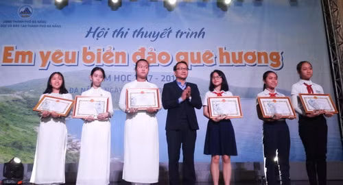 Ông Nguyễn Đình Vĩnh – Giám đốc Sở GD&ĐT Đà Nẵng trao giải cho cuộc thi Em viết về Đà Nẵng – thành phố môi trường 