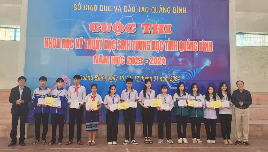 Ban tổ chức cuộc thi trao 6 giải Nhì cho các dự án xuất sắc.