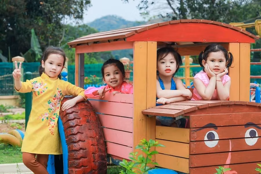Khu vực giáo dục ngoài trời được giáo viên Trường Mầm non xã Xá Lượng- Khối Bản Lở (Tương Dương, Nghệ An) làm từ những vật liệu tái chế.