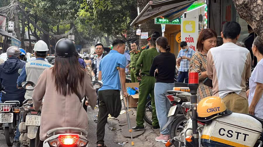 Lực lượng chức năng có mặt tại nơi xảy ra vụ án.