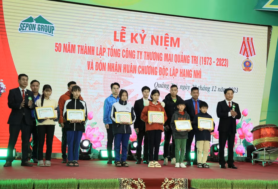 Tổng Công ty thương mại Quảng Trị tiếp tục hỗ trợ đến 6 em học sinh có hoàn cảnh khó khăn. Tổng Công ty thương mại Quảng Trị tiếp tục hỗ trợ đến 6 em học sinh có hoàn cảnh khó khăn.