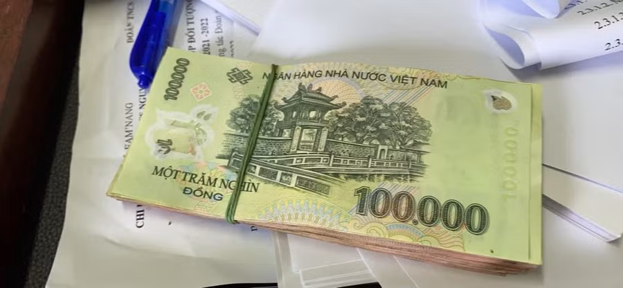 Số tiền do 2 nữ sinh Nhi và Tú nhặt được đã bàn giao cho cho Công an xã Ea M"Nang (Ảnh: CACC).