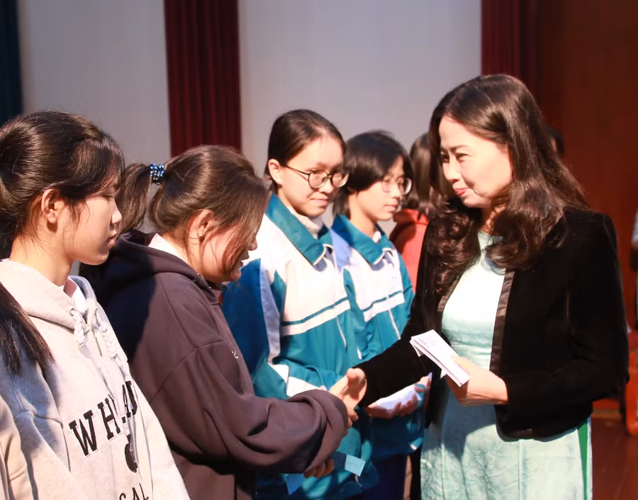 Bà Dương Thị Hải Yến – Chủ tịch Hội Khuyến học tỉnh Quảng Trị trao học bổng động viên các em học sinh.
