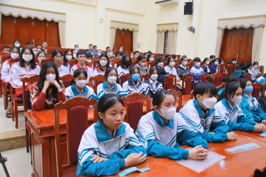 Các em học sinh Quảng Trị nhận được học bổng với nhiều mức khác nhau, dựa vào năng lực học tập của mỗi em.