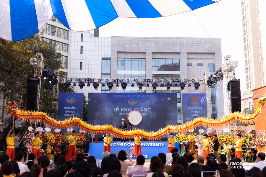 PGS.TS Bùi Thiện Dụ - Hiệu trưởng nhà trường phát biểu và đánh trống khai giảng năm học mới. PGS.TS Bùi Thiện Dụ - Hiệu trưởng nhà trường phát biểu và đánh trống khai giảng năm học mới.