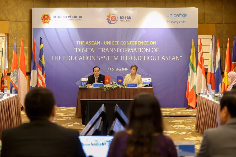 Bộ trưởng Phùng Xuân Nhạ và bà Karin Hulsof - Giám đốc Khu vực UNICEF đồng Chủ tọa Hội nghị