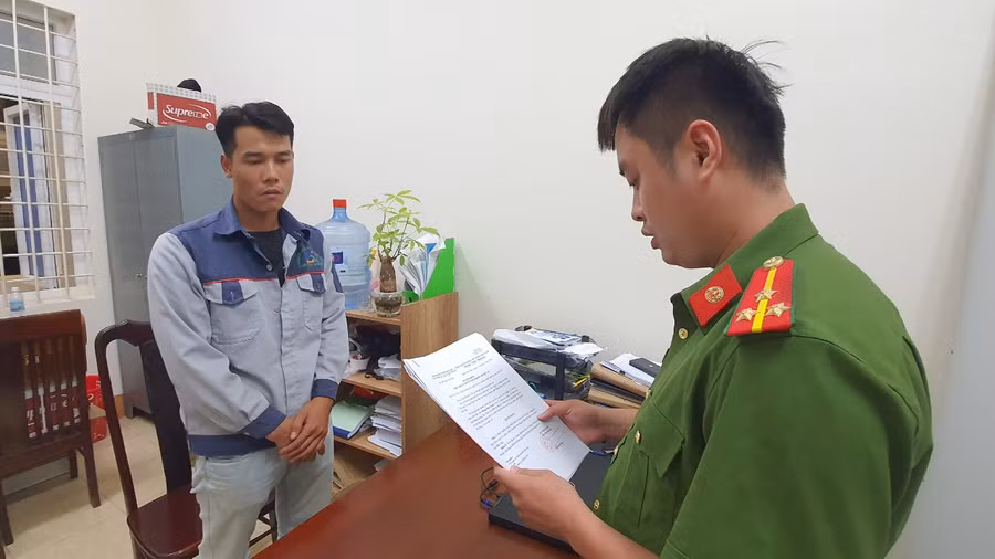 Cơ quan chức năng thi hành lệnh khởi tố đối với Đồng Hữu Long. (Ảnh: TT)