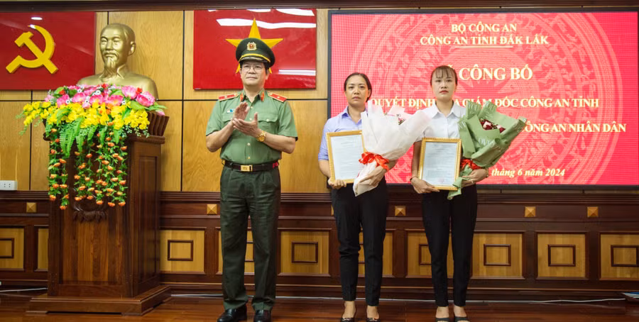Thiếu tướng Lê Vinh Quy trao quyết định tuyển dụng cho vợ 2 liệt sĩ. (Ảnh: VT)