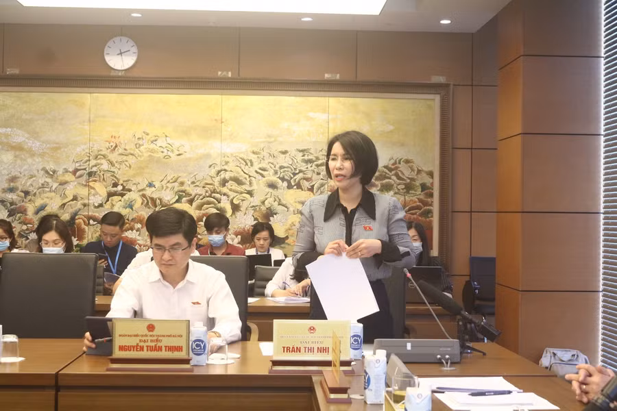 Đại biểu Trần Thị Nhị Hà - Giám đốc Sở Y tế Hà Nội (Đoàn đại biểu TP Hà Nội) thảo luận tại tổ