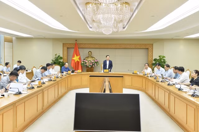 Phó Thủ tướng Trần Hồng Hà nghe báo cáo về sách giáo khoa và học phí năm học mới - Ảnh 3. Phó Thủ tướng Trần Hồng Hà yêu cầu Bộ GD&ĐT tiếp tục nghiên cứu chính sách học phí toàn diện, bài bản, đảm bảo mục tiêu thực hiện xã hội hóa cũng như phổ cập giáo dục phổ thông - Ảnh: VGP/Đình Nam