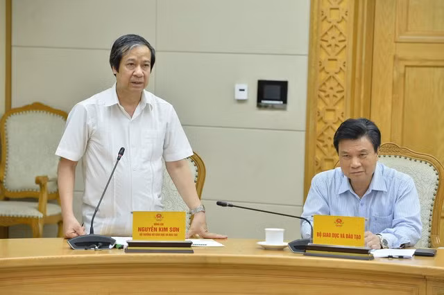 Phó Thủ tướng Trần Hồng Hà nghe báo cáo về sách giáo khoa và học phí năm học mới - Ảnh 2. Bộ trưởng Bộ GD&ĐT Nguyễn Kim Sơn phát biểu tại cuộc họp - Ảnh: VGP/Đình Nam