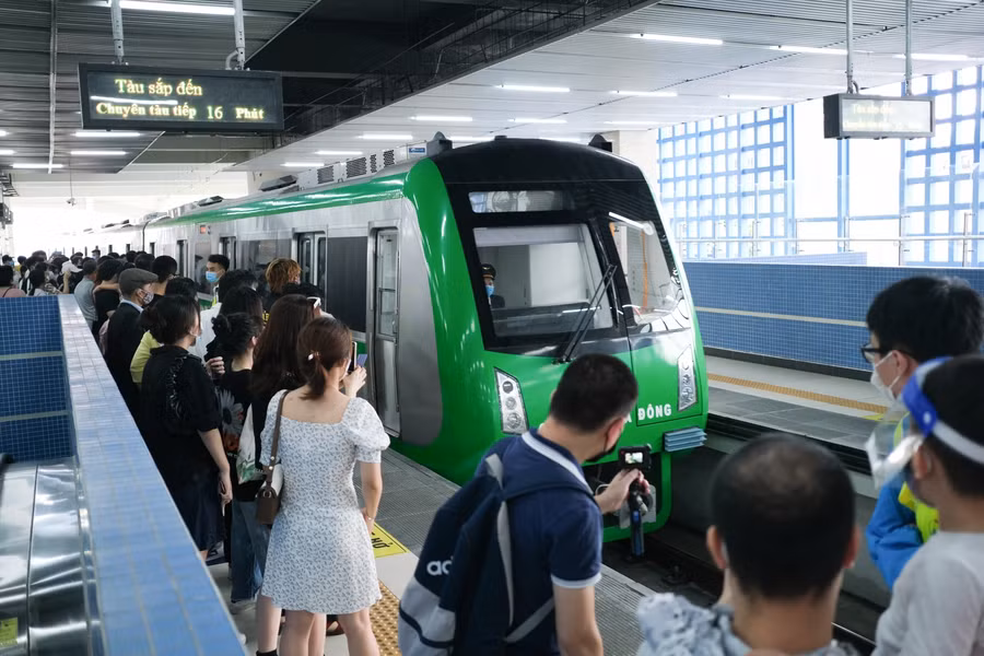 Hàng dài người dân xếp hàng đợi lên tàu Cát Linh- Hà Đông ảnh 6