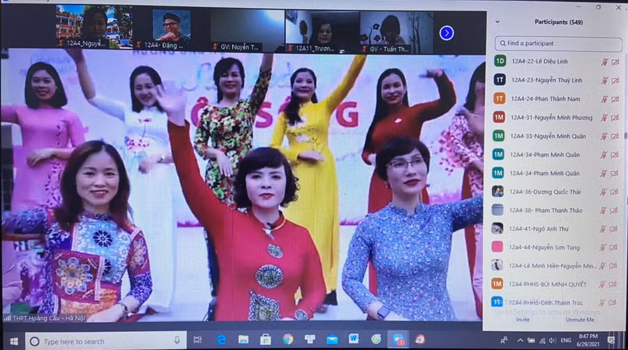 Cô Hiệu trưởng Lưu Thị Lập và cán bộ, giáo viên tạm biệt học sinh khối 12 - K42 và gửi lời chúc tốt đẹp nhất đến các em
