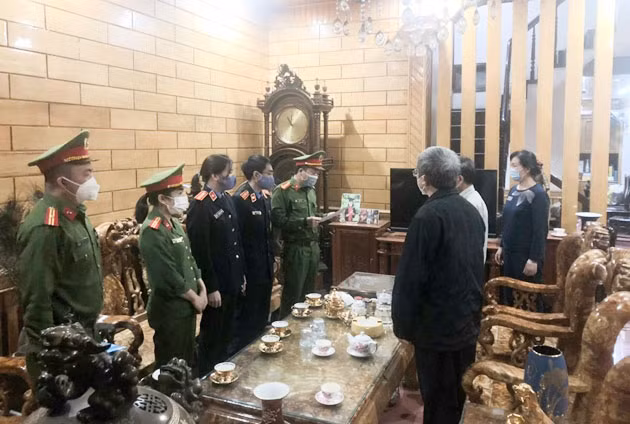 Cơ quan chức năng công bố Quyết định khởi tố bị can, Lệnh khám xét chỗ ở đối với Trần Văn Hà.