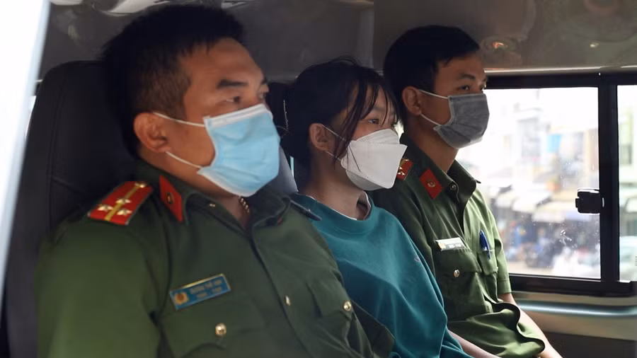 Cơ quan Công an tỉnh Lâm Đồng thực hiện lệnh bắt Huỳnh Nguyễn Hà Vy. Ảnh: Công an tỉnh Lâm Đồng