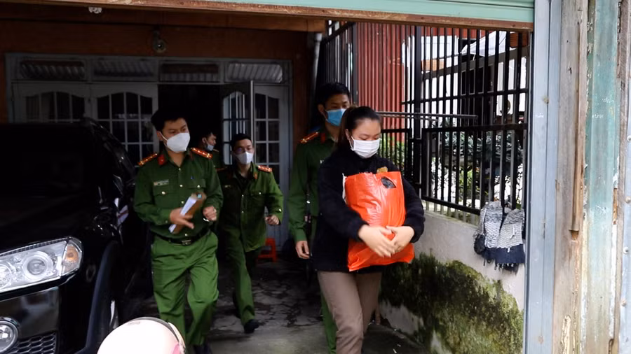 Công an tỉnh Lâm Đồng dẫn giải đối tượng Nguyễn Ngọc Huyền My. Ảnh: Công an tỉnh Lâm Đồng.