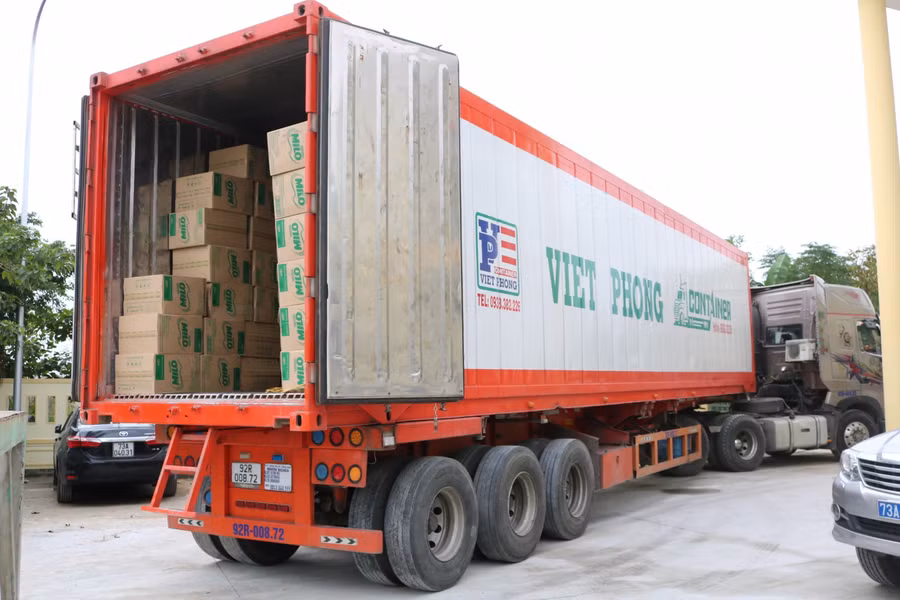 Phương tiện chở lượng lớn hàng hoá nghi nhập lậu.