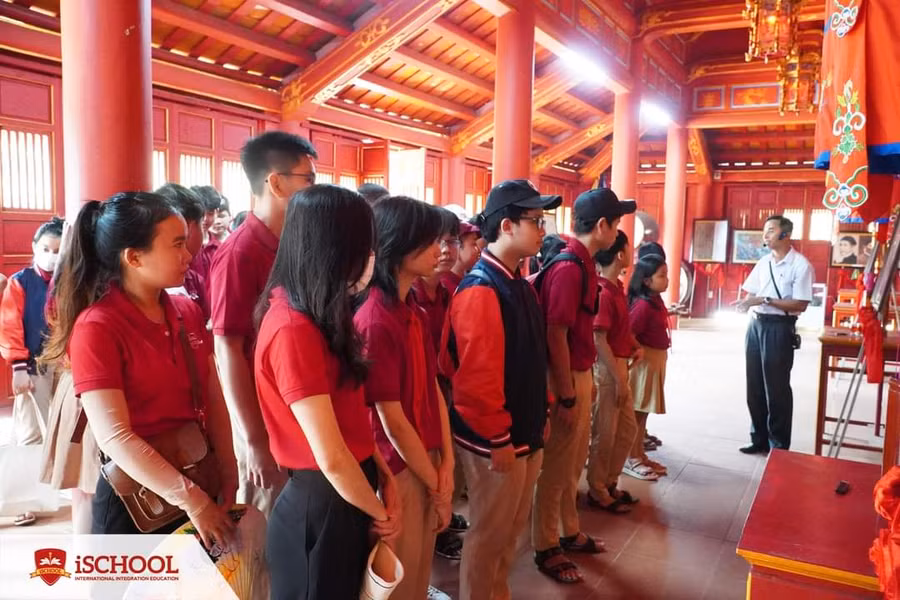 Học sinh iSchool Quảng Trị tham quan, học tập tại Khu di tích Tân Sở - nơi có đền thờ vua Hàm Nghi và tướng sĩ Cần Vương. Học sinh iSchool Quảng Trị tham quan, học tập tại Khu di tích Tân Sở - nơi có đền thờ vua Hàm Nghi và tướng sĩ Cần Vương.