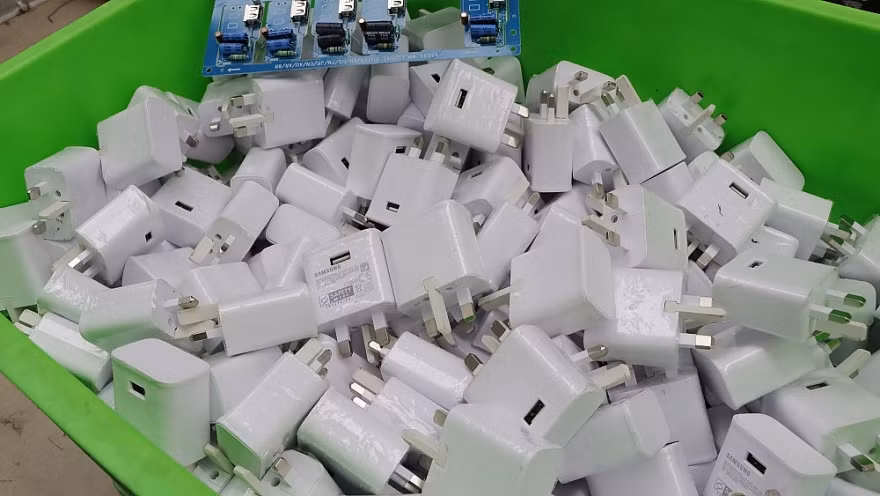 Tại thời điểm kiểm tra, lực lượng chức năng thu giữ trên 11.200 sản phẩm sạc điện thoại, ipad giả mạo nhãn hiệu.
