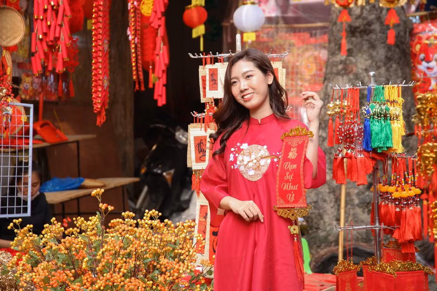 Giới trẻ nô nức đón Tết sớm trên Phố Hàng Mã ảnh 2