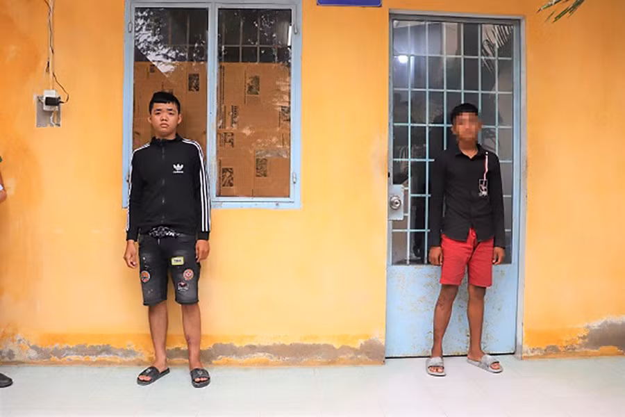 Trần Lộc (trái) và Thạch Thanh Quý tại cơ quan công an.