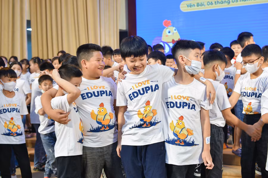 Vòng thi đặc biệt “Vì Yên Bái giỏi Tiếng Anh” cấp Tiểu học năm học 2022-2023 được tổ chức nhằm trang bị cho học sinh kiến thức, kỹ năng tiếng Anh thích ứng với thời kỳ hội nhập quốc tế. Vòng thi đặc biệt “Vì Yên Bái giỏi Tiếng Anh” cấp Tiểu học năm học 2022-2023 được tổ chức nhằm trang bị cho học sinh kiến thức, kỹ năng tiếng Anh thích ứng với thời kỳ hội nhập quốc tế.