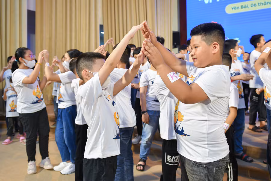 Vòng thi đặc biệt “Vì Yên Bái giỏi Tiếng Anh” cấp Tiểu học năm học 2022-2023 được tổ chức nhằm trang bị cho học sinh kiến thức, kỹ năng tiếng Anh thích ứng với thời kỳ hội nhập quốc tế. Vòng thi đặc biệt “Vì Yên Bái giỏi Tiếng Anh” cấp Tiểu học năm học 2022-2023 được tổ chức nhằm trang bị cho học sinh kiến thức, kỹ năng tiếng Anh thích ứng với thời kỳ hội nhập quốc tế.