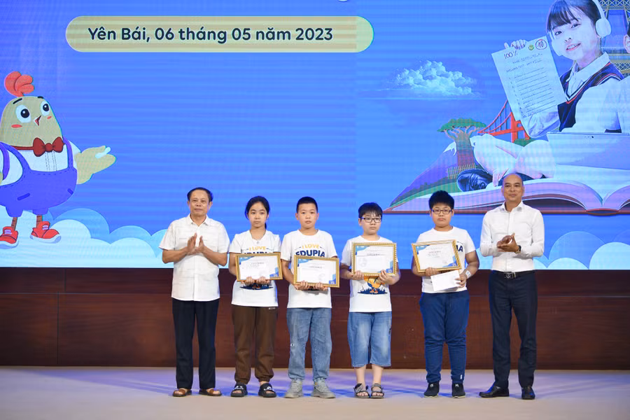 4 giải Ba cho các em Võ Quỳnh Nhi (trường Tiểu học Yên Thịnh - TP Yên Bái), em Phạm Duy Nhật (trường Tiểu học Nguyễn Thái Học - TP Yên Bái), em Hà Khôi Nguyên (trường Tiểu học và THCS Hợp Minh - TP Yên Bái) và em Phạm Thanh Ngọc (trường Tiểu học và THCS Thịnh Hưng - Yên Bình). 4 giải Ba cho các em Võ Quỳnh Nhi (trường Tiểu học Yên Thịnh - TP Yên Bái), em Phạm Duy Nhật (trường Tiểu học Nguyễn Thái Học - TP Yên Bái), em Hà Khôi Nguyên (trường Tiểu học và THCS Hợp Minh - TP Yên Bái) và em Phạm Thanh Ngọc (trường Tiểu học và THCS Thịnh Hưng - Yên Bình).