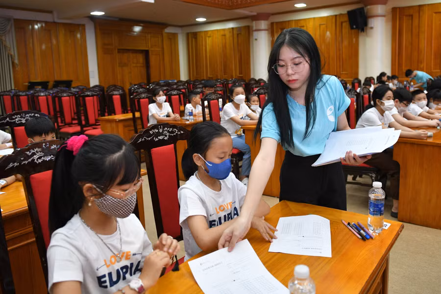 Các em trải qua các phần thi với kiến thức tiếng Anh Tiểu học kết hợp với kiến thức liên môn, kiến thức xã hội. Các em trải qua các phần thi với kiến thức tiếng Anh Tiểu học kết hợp với kiến thức liên môn, kiến thức xã hội.
