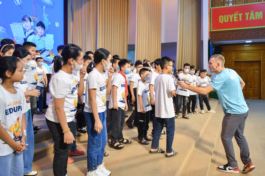 Vòng thi đặc biệt “Vì Yên Bái giỏi Tiếng Anh” cấp Tiểu học năm học 2022-2023 được tổ chức nhằm trang bị cho học sinh kiến thức, kỹ năng tiếng Anh thích ứng với thời kỳ hội nhập quốc tế. Vòng thi đặc biệt “Vì Yên Bái giỏi Tiếng Anh” cấp Tiểu học năm học 2022-2023 được tổ chức nhằm trang bị cho học sinh kiến thức, kỹ năng tiếng Anh thích ứng với thời kỳ hội nhập quốc tế.
