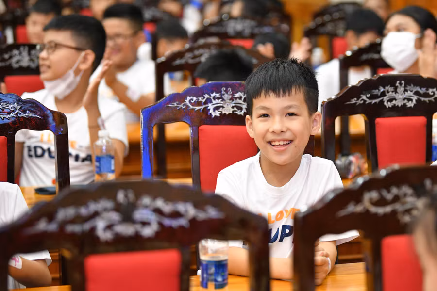Đây cũng là ngày hội tiếng Anh giúp các em được tham gia nhiều hoạt động bổ ích, lý thú, rinh về những phần quà bất ngờ, từ đó vun đắp tình yêu và hứng thú học ngoại ngữ. Đây cũng là ngày hội tiếng Anh giúp các em được tham gia nhiều hoạt động bổ ích, lý thú, rinh về những phần quà bất ngờ, từ đó vun đắp tình yêu và hứng thú học ngoại ngữ.