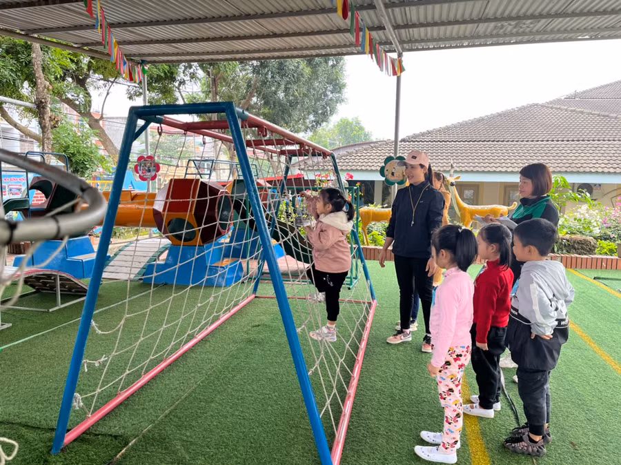 Các chuyên gia và giáo viên mầm non triển khai các bài tập thuộc lĩnh vực vận động của trẻ.