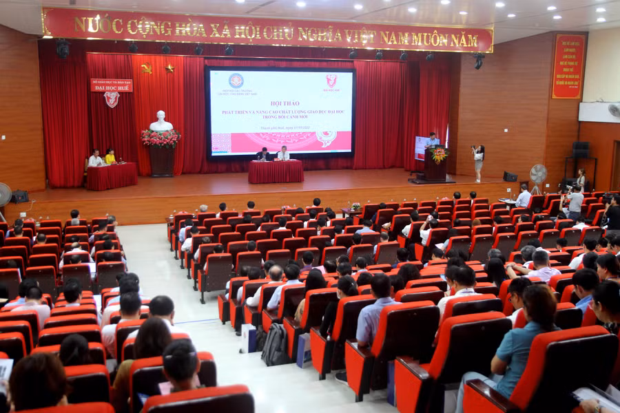 Hội thảo khoa học quốc gia “Phát triển và nâng cao chất lượng giáo dục đại học trong bối cảnh mới” có tầm quan trọng và bức thiết khi giáo dục đại học đang thoát dần khỏi mô hình truyền thống để có thể đáp ứng các đòi hỏi của cuộc cách mạng công nghiệp lần thứ tư (Ảnh: Đại Dương). Hội thảo khoa học quốc gia “Phát triển và nâng cao chất lượng giáo dục đại học trong bối cảnh mới” có tầm quan trọng và bức thiết khi giáo dục đại học đang thoát dần khỏi mô hình truyền thống để có thể đáp ứng các đòi hỏi của cuộc cách mạng công nghiệp lần thứ tư (Ảnh: Đại Dương).