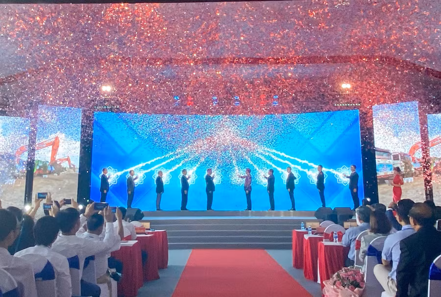 Các đại biểu cùng nhấn nút chính thức khởi động dự án Khu Công nghiệp Gilimex tổng vốn đầu tư 2.600 tỷ đồng tại Thừa Thiên - Huế