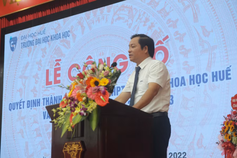 Hiệu trưởng Trường THPT chuyên Khoa học Huế phát biểu nhận nhiệm vụ.