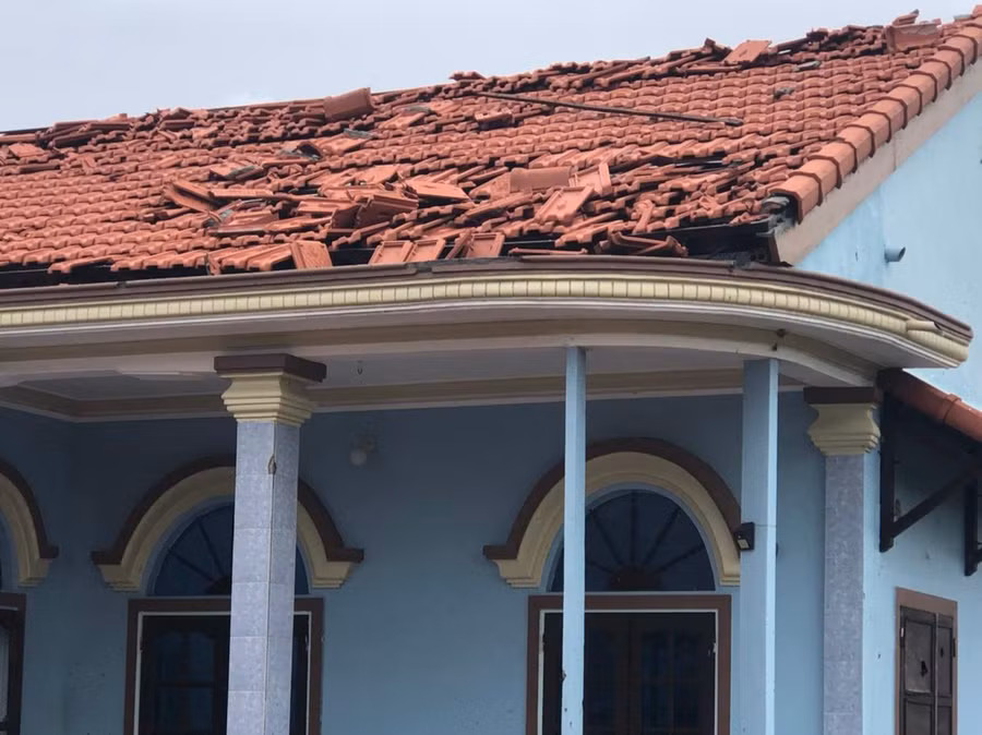 Một số nhà kiên cố cũng bị gió bão quật bay ngói.